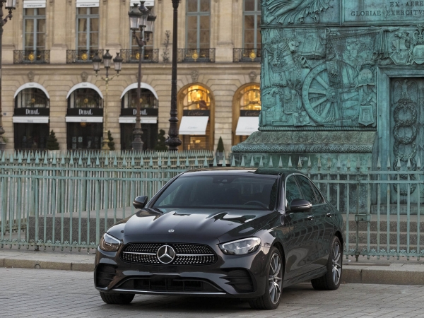 Mercedes Classe-E Hybride dans Paris
